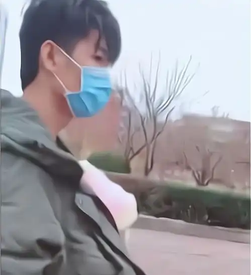 佛系爸爸带娃出门火了,硬核操作惊呆网友,裤子掉了也没法提