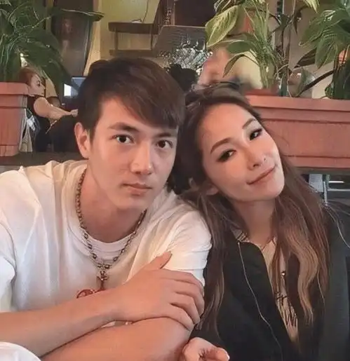 萧亚轩男友可以出道了穿西装太帅气,撞脸林更新五官太优越