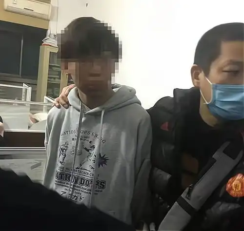湖北襄阳一男子入室抢劫,47小时后被抓获,年仅18岁,为了一万块