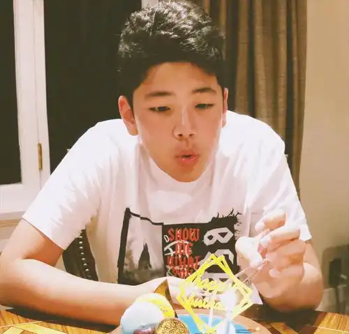 诋毁之语要三思而言吴镇宇儿子13岁生日,晒出万元表