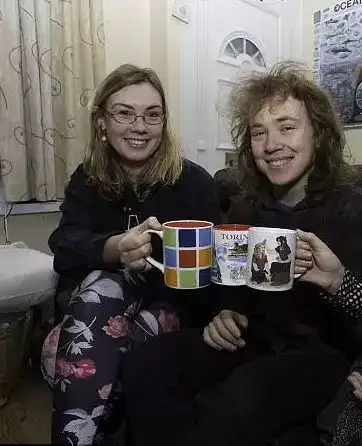 他和自己女朋友同时喜欢上同一个女孩,女孩也同时喜欢上了他们