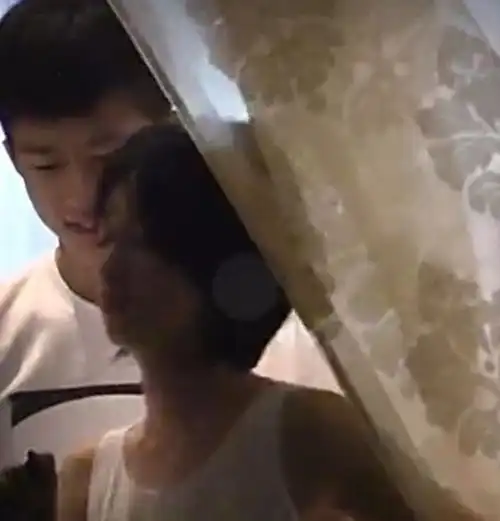 2015年,周冬雨和男友夜会酒店被拍,本尊发文我以后会拉窗帘