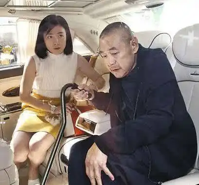 首富之子的女友,男友送上亿豪宅却只给首付,为20万月供直播卖货