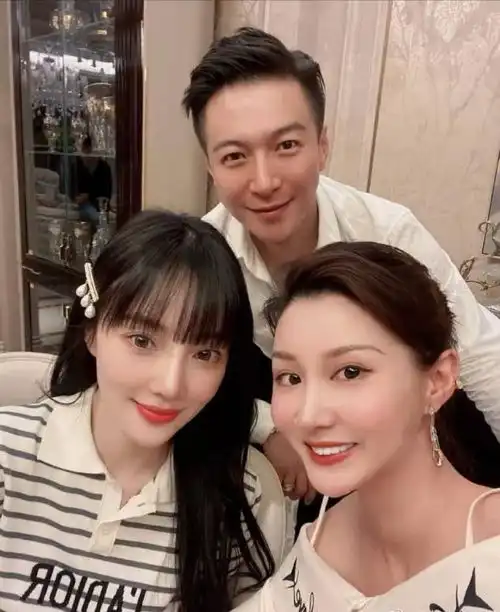 李小璐爸爸首次罕见露面,穿粉色衬衫配大背头坐c位好有大佬范