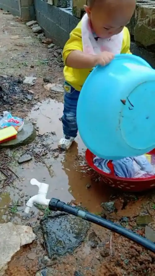 这么小的孩子就会洗衣服了