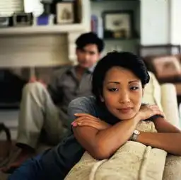 实拍留守海外的中国女人空虚寂寞却不愿离开丈夫