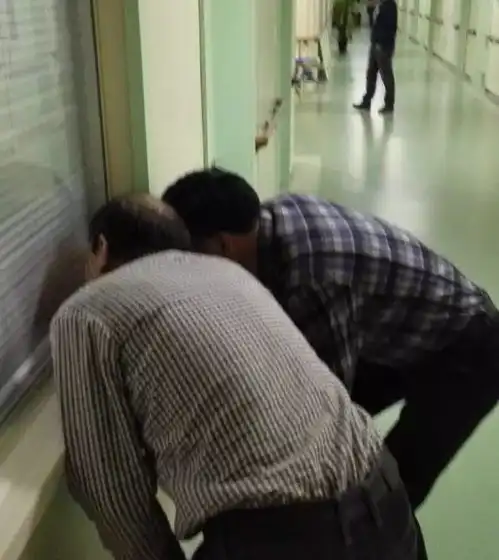 你在产房里生孩子,准爸爸在产房外做啥这些图,每张都让人落泪