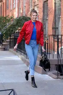 karliekloss街拍造型示范撞色搭配十分抢镜