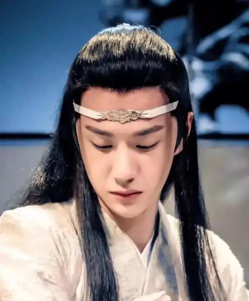 男明星白衣古装王俊凯俊朗,罗云熙惊艳,我却没躲过清冷的他