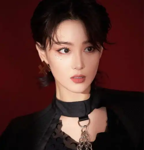 张雪迎现在朋友圈很厉害,来往的都是大咖,吴亦凡经纪人开始带她