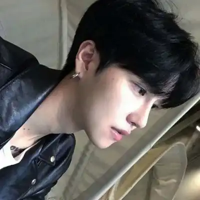 侧面帅气唯美男生头像