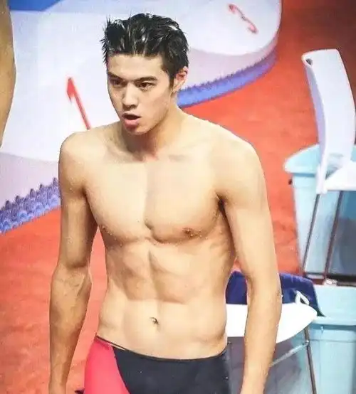 游泳运动员张翼祥微微一笑很倾城哦,阳光帅气自信大男孩