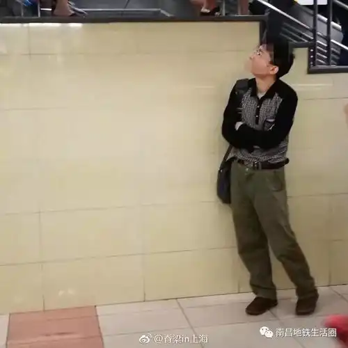 爆料中年男子每天在地铁站游逛,偷窥女子裙底寻求刺激