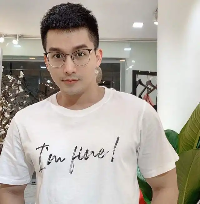 男人30岁后,哪一款发型更值得去剪半露额短发让你更帅气