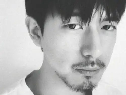 同为明星留胡子李现成熟稳重,白宇霸气十足,华晨宇让人沦陷