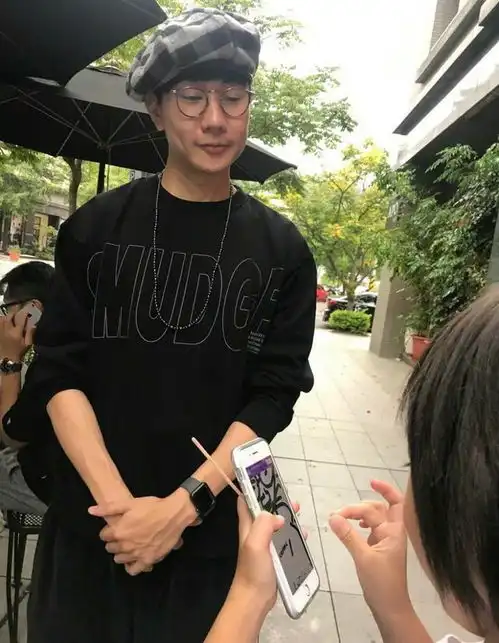 kimi建议林俊杰换个头像,并给jj即兴画了一个,惟妙惟肖