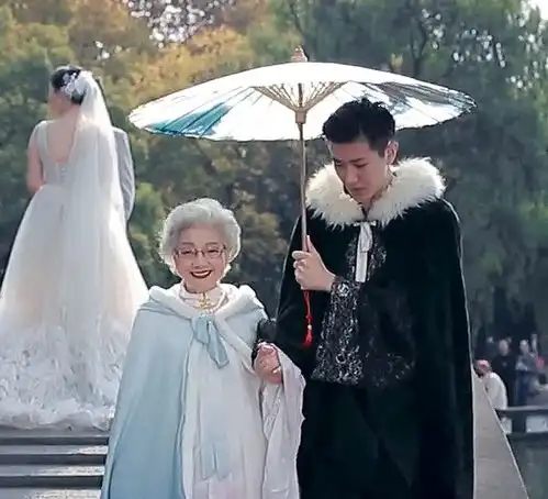 90岁奶奶宛如公主,190孙子甘做骑士,超养眼组合诠释另类祖孙情