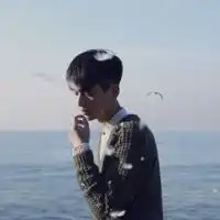 忧伤的男生头像最新版本看着曾经的相片想着曾经的我们