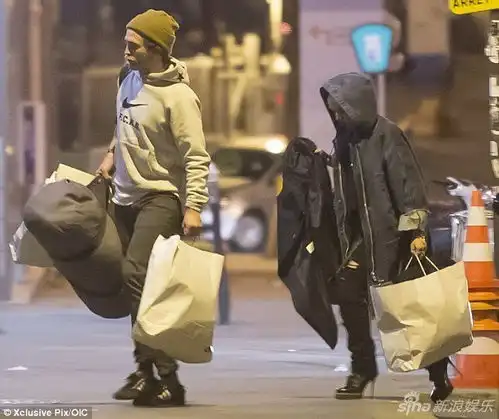 组图暮光男巴黎爱之旅护花新女友浪漫拥吻