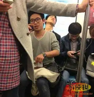 背后的女同事坐姿端正点囧图带着节操狂奔中图片36游侠图库