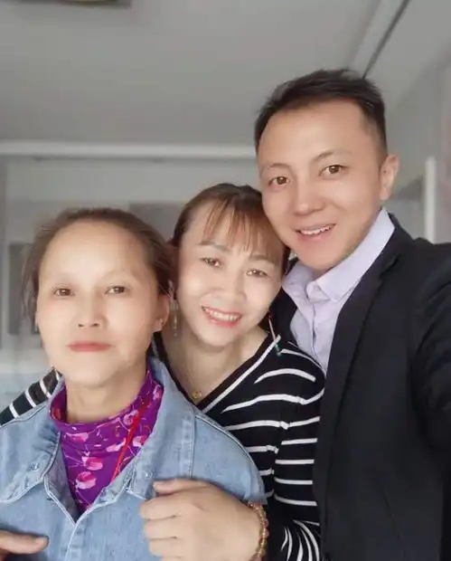 我,41岁带儿子二婚,没彩礼没婚礼,裸嫁认识3个月的28岁小男人