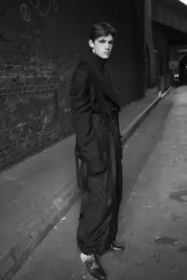 这个00后英国冷酷男模新人,一季走十场秀低调登场