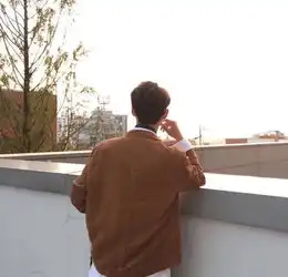 这是哪个韩国人的背影照片明星还是ins上的