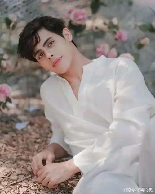 混血男模的写真好唯美,质感的肌肉身材也好撩人,感觉要沦陷了