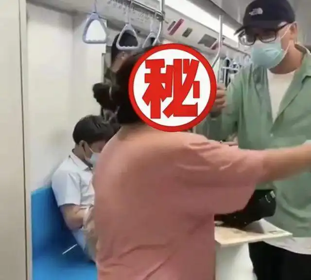 众说纷纭劝阻女子戴口罩反遭怒怼,男乘客一气之下放了大招