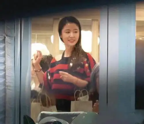 林心如霍建华给女儿庆生,穿条纹短裙短靴,46岁还这么时髦爱美