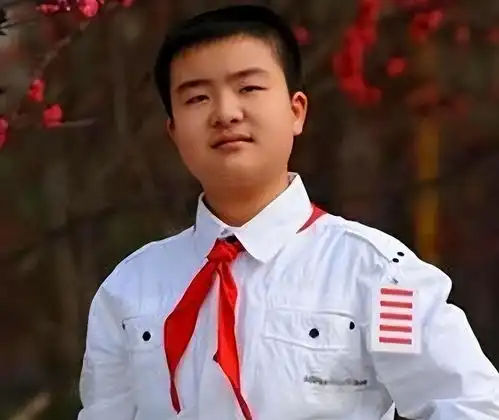 肩挑五道杠,因一脸官相照片走红的小学生,后来怎样了