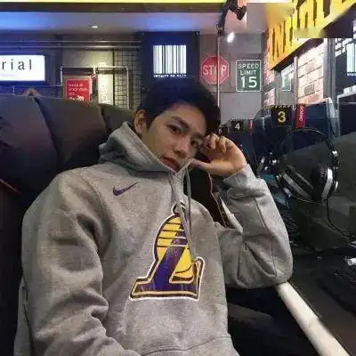 男生头像不要贪恋没意义的人或事拎着垃圾的手怎么腾得出来接礼物