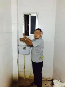 变态泉州60岁男子租房才2天,就偷窥同屋少女洗澡,还拍照片