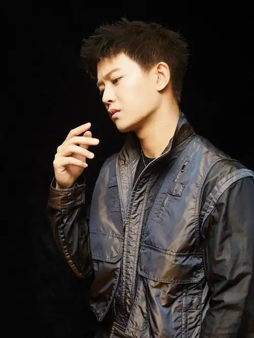 任嘉伦拍工装风时尚大片,简约风帅气十足,散发硬朗男子气概