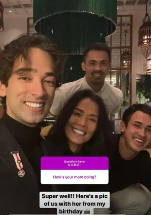 准婆婆韦唯素颜出镜,选择白衬衫减龄不少,小儿子陪伴不见准儿媳