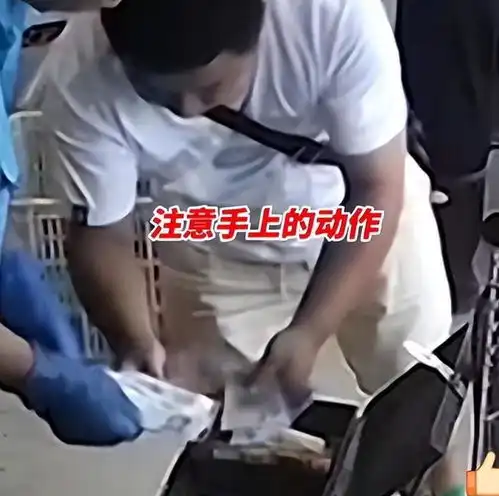 老板当场逮住找零鬼手,1分钟内怒扇白衣男子4耳光,网友炸锅