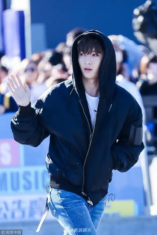 组图张艺兴戴帽小跑软萌十足不忘向粉丝挥手超暖心