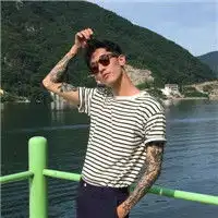 手臂霸气纹身社会哥