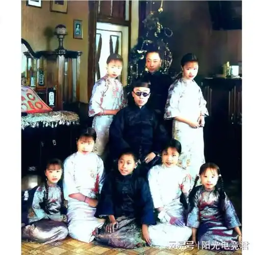 1928年,溥仪和两个弟弟六个妹妹的合影,九个兄弟姐妹长的很相像