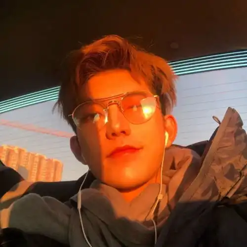 真人男头万家灯火与群星,人间值得的又一刻