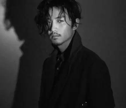 薛之谦难得蓄络腮胡须形象大变看镜头的眼神很有戏