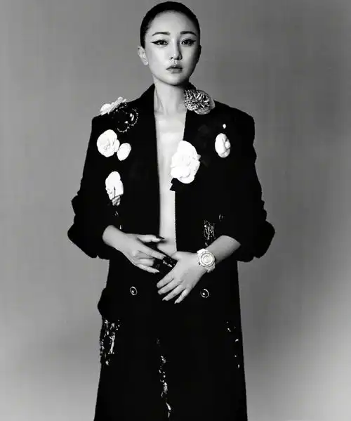 周迅被嘲长胖后晒照,怼脸镜头自信示人,美人老去依旧有灵气