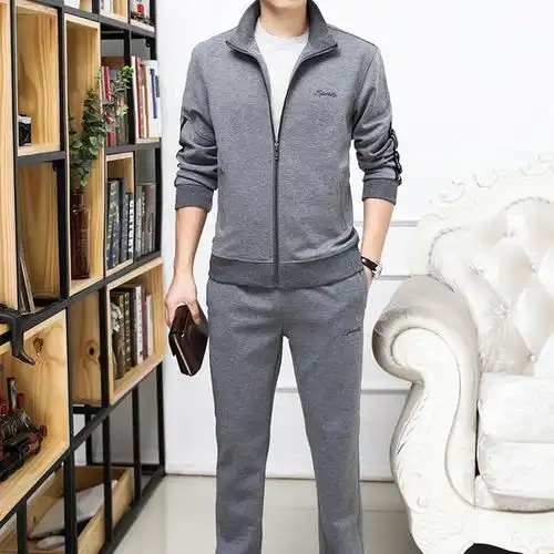 50岁的男人,穿衣别随便试试这样的运动套装,减龄有男人味