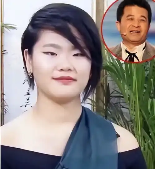 毕福剑女儿晒出游照,27岁毕凌身材壮硕,剃光两侧头发越来越像男孩子