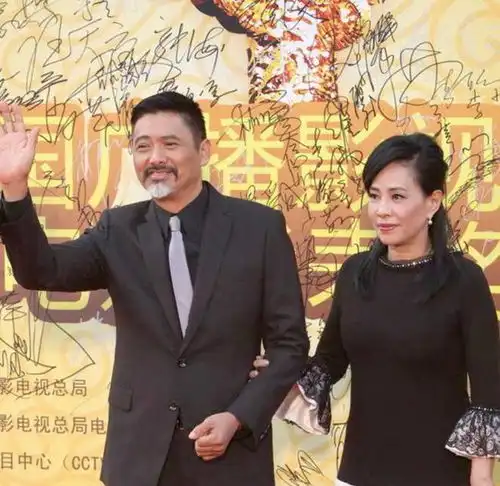 周润发带老婆参加活动,穿西装胡子花白如老头,陈荟莲黑裙像名媛