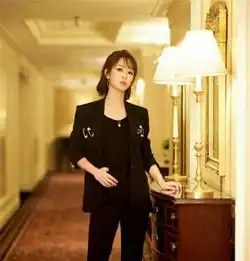 杨紫西装造型百变,水蜜桃女孩和霸道总裁,哪个是你的菜