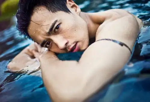 高云翔回国后剪寸头自信不在,在董璇餐厅打零工,要复婚