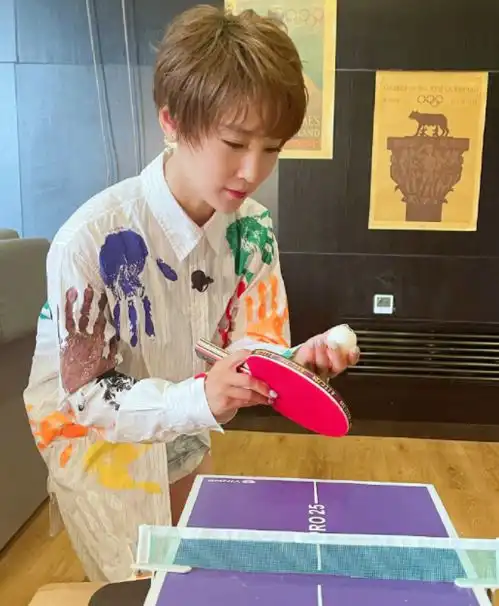 吴京6岁儿子成马龙粉丝发语音喊哥哥被指乱辈分,萌翻国乒男团