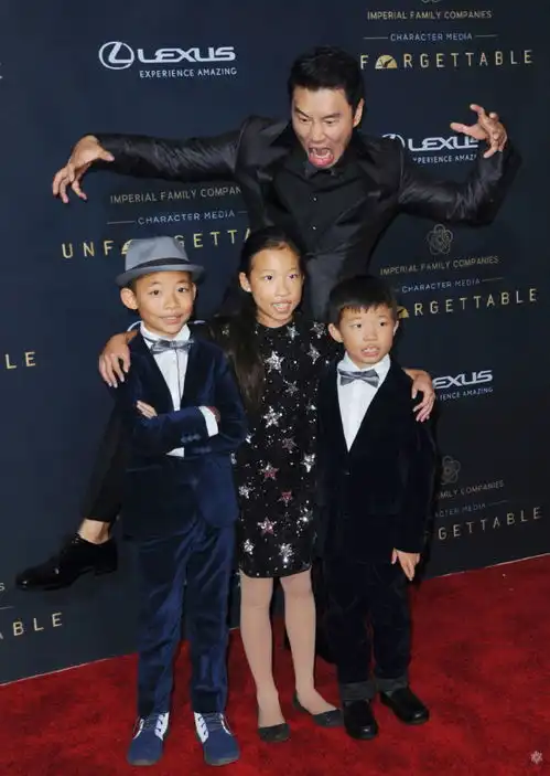 酷漫威上气男主刘思慕现身活动,穿西装梳背头秒变气质帅哥