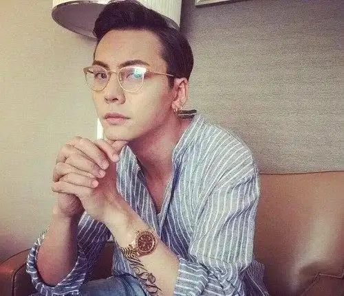 男神戴眼镜颜值鉴定大赏来啦教你如何戴对眼镜